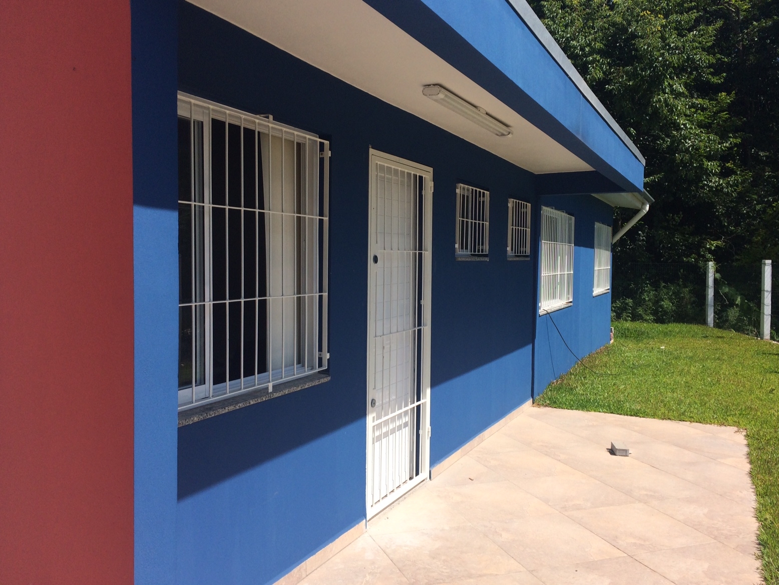 Grades foram instaladas nas portas e janelas da sede.  - Prefeitura FC/Divulgação
