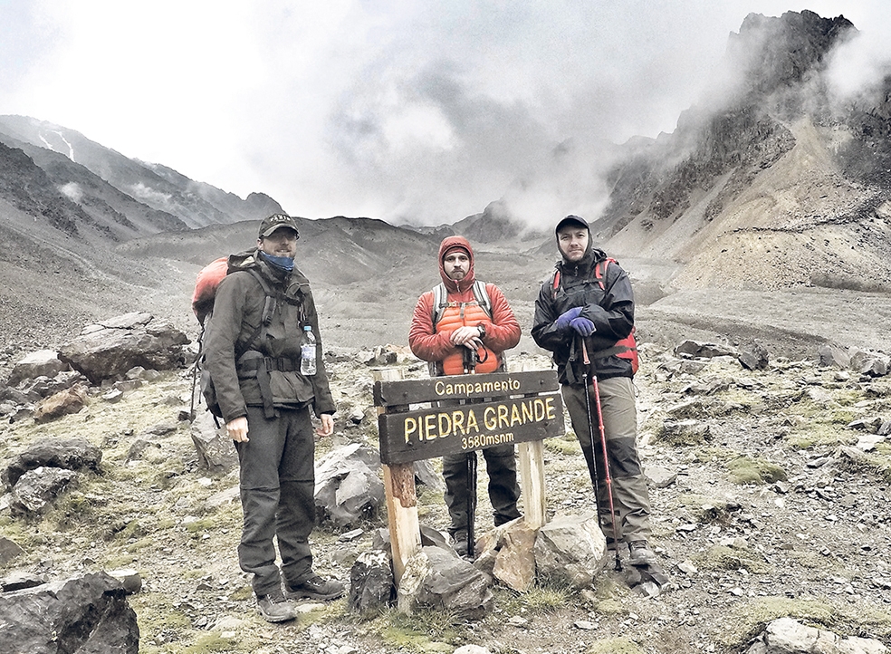 Os amigos registram a chegada no primeiro acampamento do Cerro Plata, a mais de 3,5 mil metros de altitude. - Divulgação