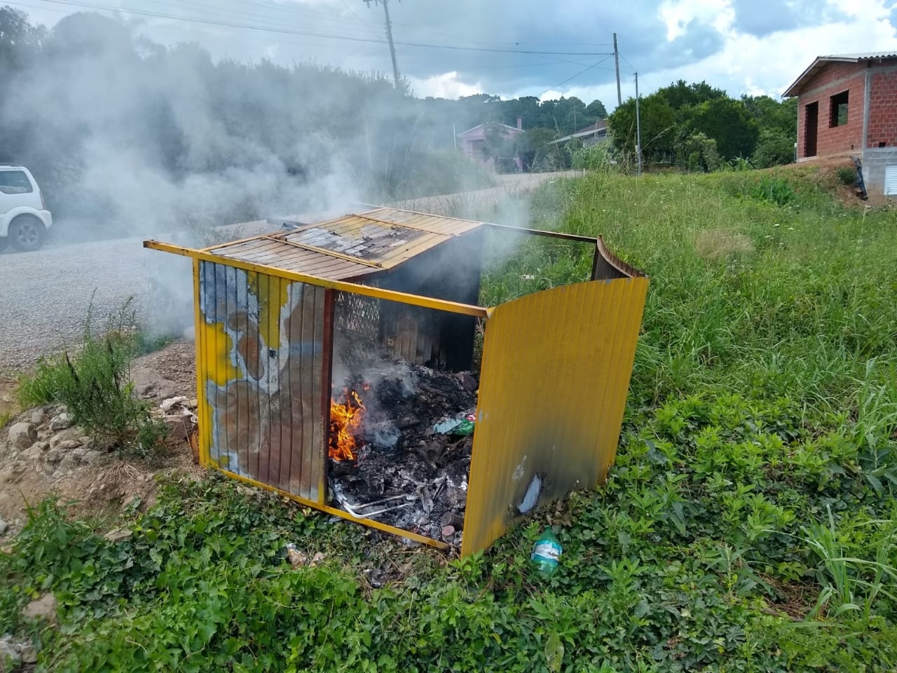Equipamento foi arrancado do local, antes de ser incendiado. - Prefeitura FC/Divulgação