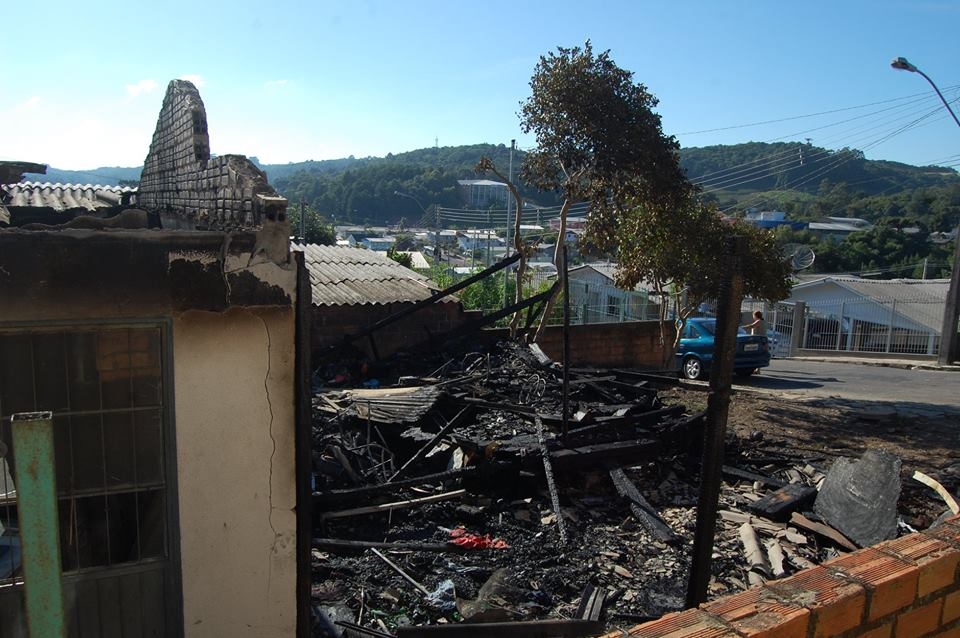 Residência foi destruída pelas chamas.   - Antonio Coloda/Rádio Amizade