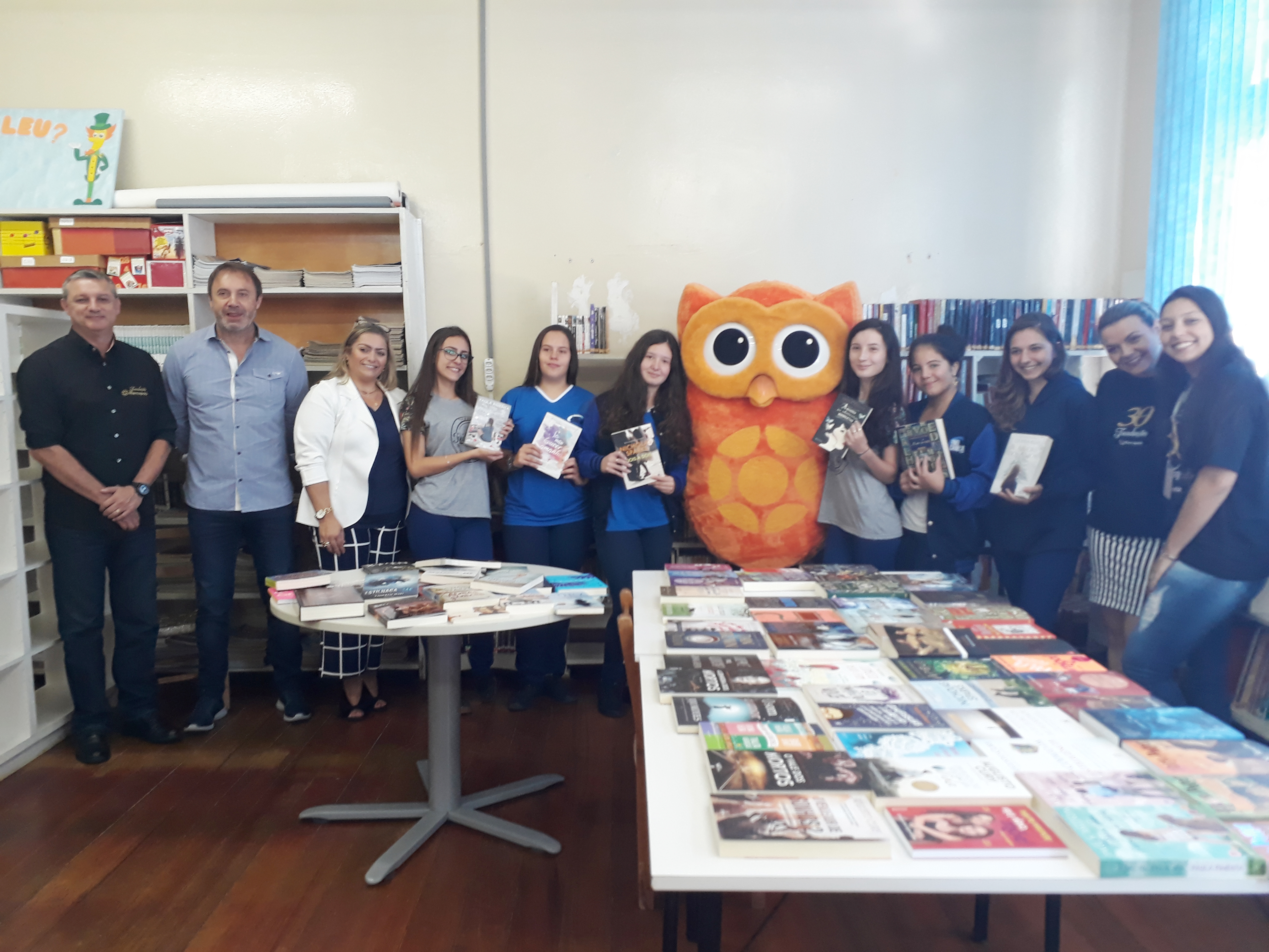 Mais de 70 livros foram doados à Escola Frei Caneca. - Melina Francisquetti/Divulgação