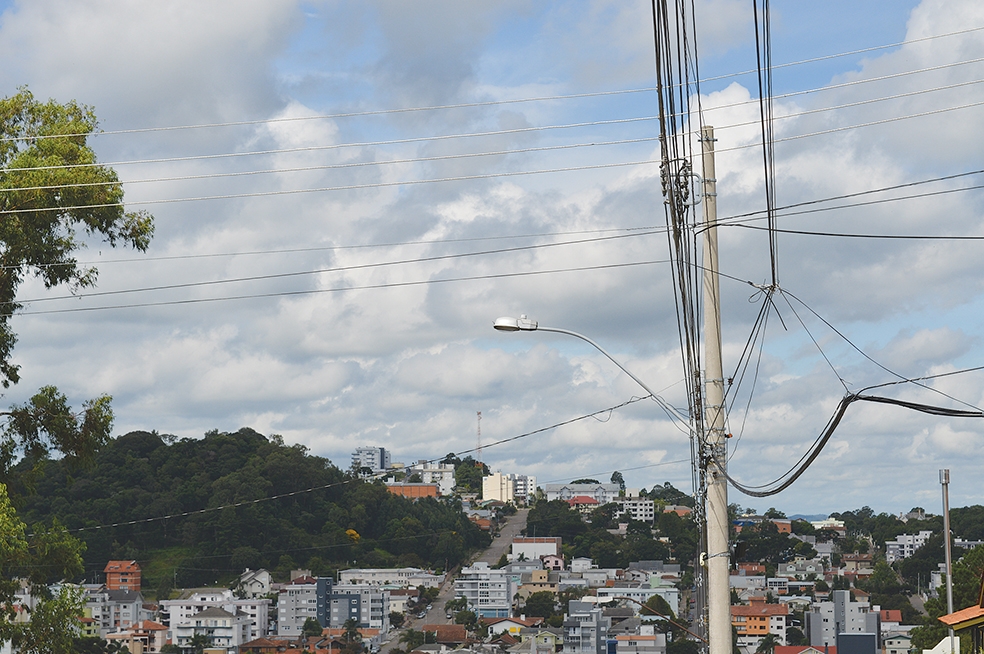 Os postes de iluminação de Flores da Cunha são verdadeiros emaranhados de fios. - Gabriela Fiorio