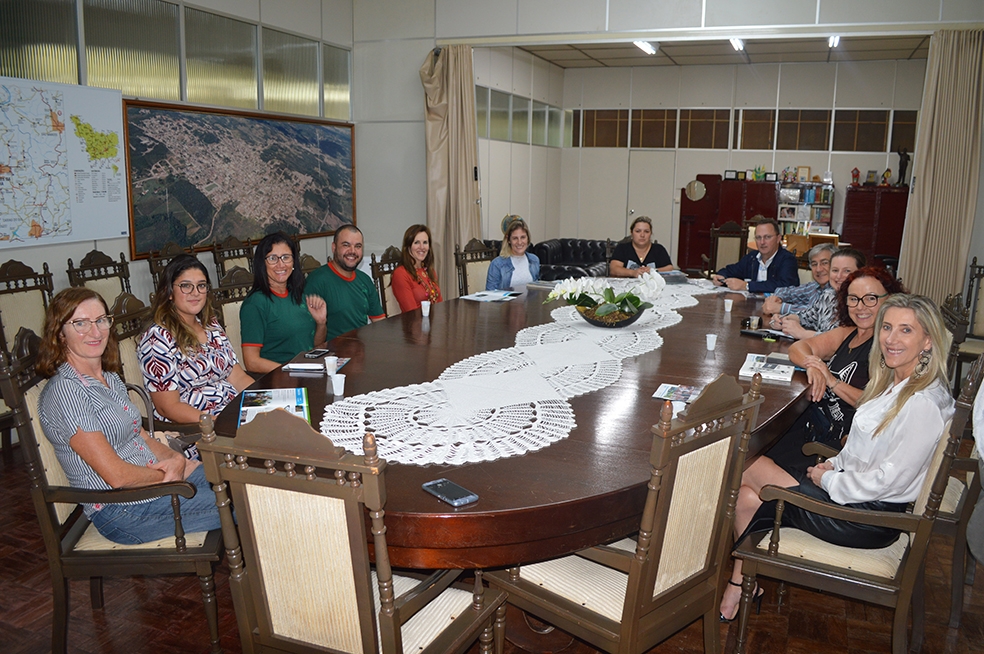 Reunião foi realizada no gabinete do Prefeito. - Prefeitura FC/Divulgação