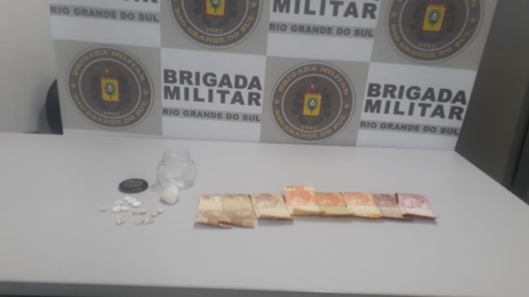 Drogas e dinheiros foram encontradas com o jovem. - Brigada Militar/Divulgação