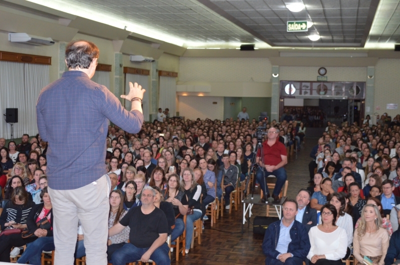 Público lotou o salão paroquial. - Prefeitura FC/Divulgação