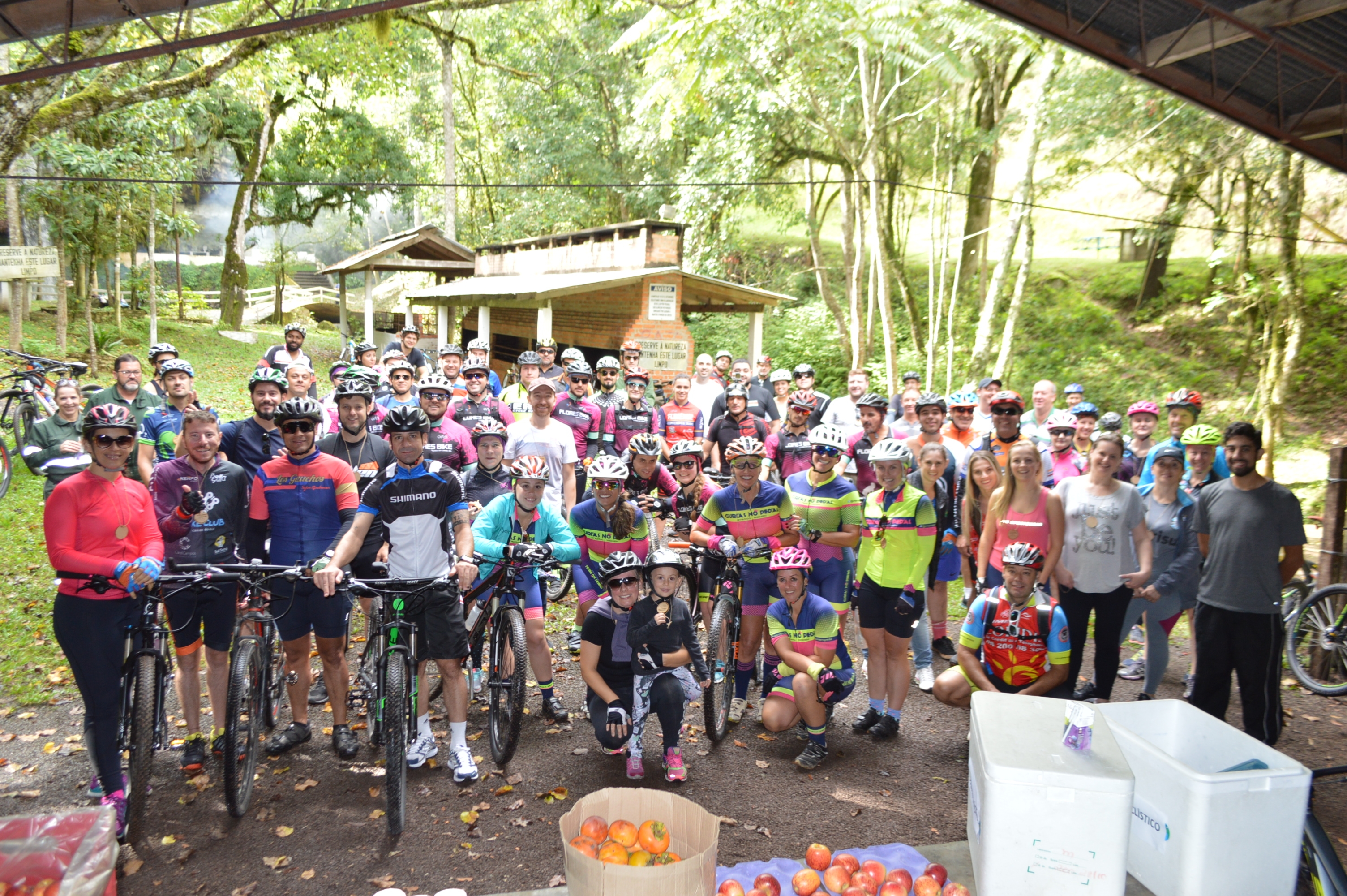 Ciclistas pedalaram até o Parque da Gruta. - Prefeitura FC/Divulgação