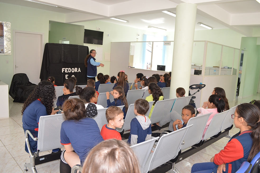 Crianças assistiram a um teatro de fantoches. - Prefeitura FC/Divulgação