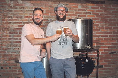 Marcus Vinícius Tonin e Mateus Sonda fazem parte do grupo de amigos que se reúne aos sábados para produzir cerveja no porão de casa. - Gabriela Fiorio