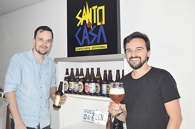Os amigos Luís Eduardo Wiechoreck e Johnnie Oliveira produzem cervejas artesanalmente e já possuem até uma marca, a Santo de Casa. - Gabriela Fiorio