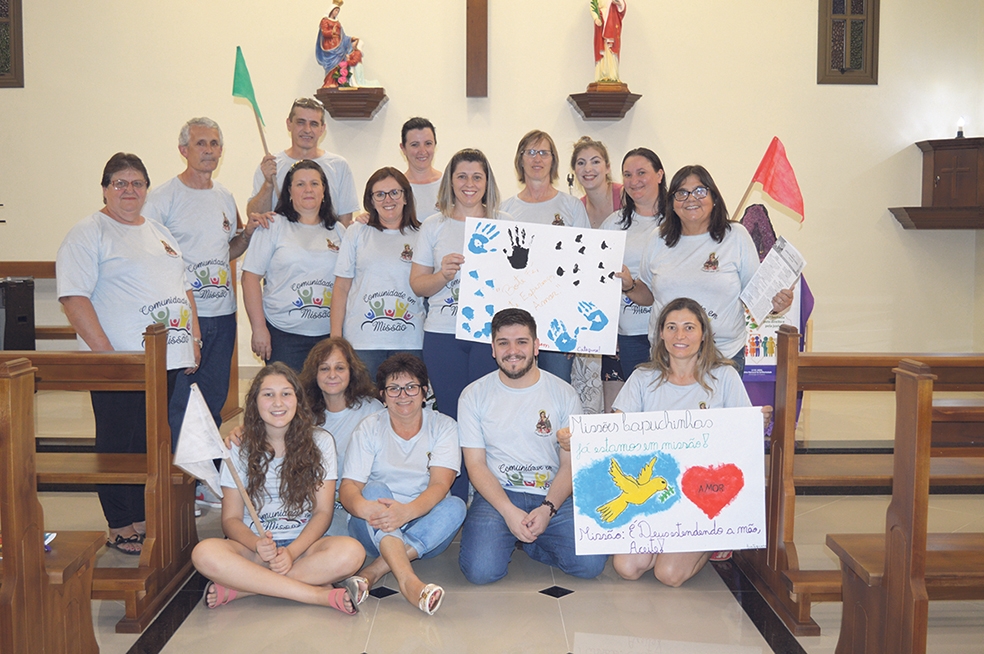 Equipe organizadora confeccionou camisetas e aguarda ansiosa para a chegada das missões, que ocorrem de 4 a 9 de maio,  no bairro Parque dos Pinheiros.  - Gabriela Fiorio