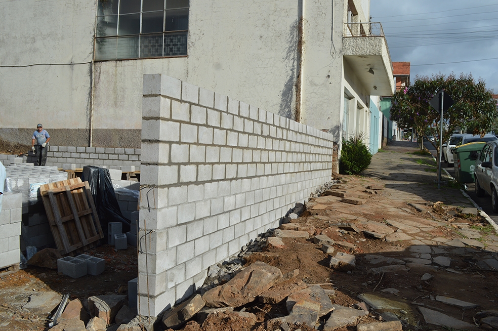 Muro de contenção começou a ser erguido.  - Prefeitura FC/Divulgação