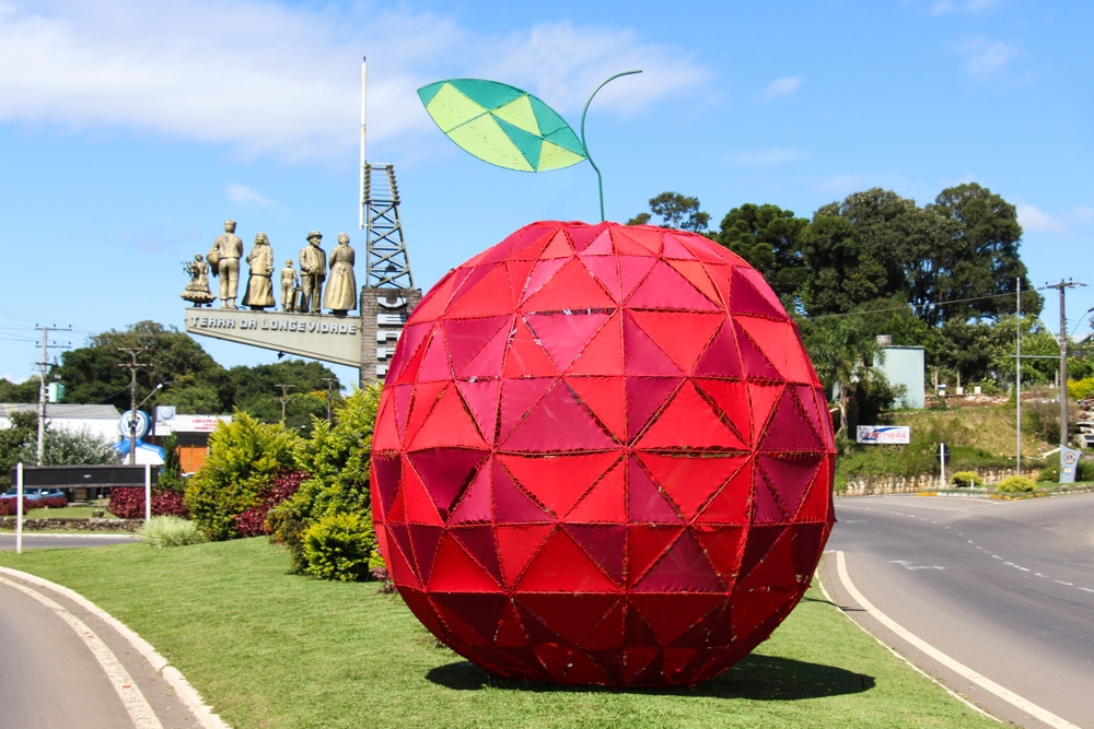 Cerca de 30 voluntários do município confeccionaram as enormes maçãs instaladas junto ao Pórtico Monumento e em outros pontos de Veranópolis. - Rafaela Ribeiro/Divulgação