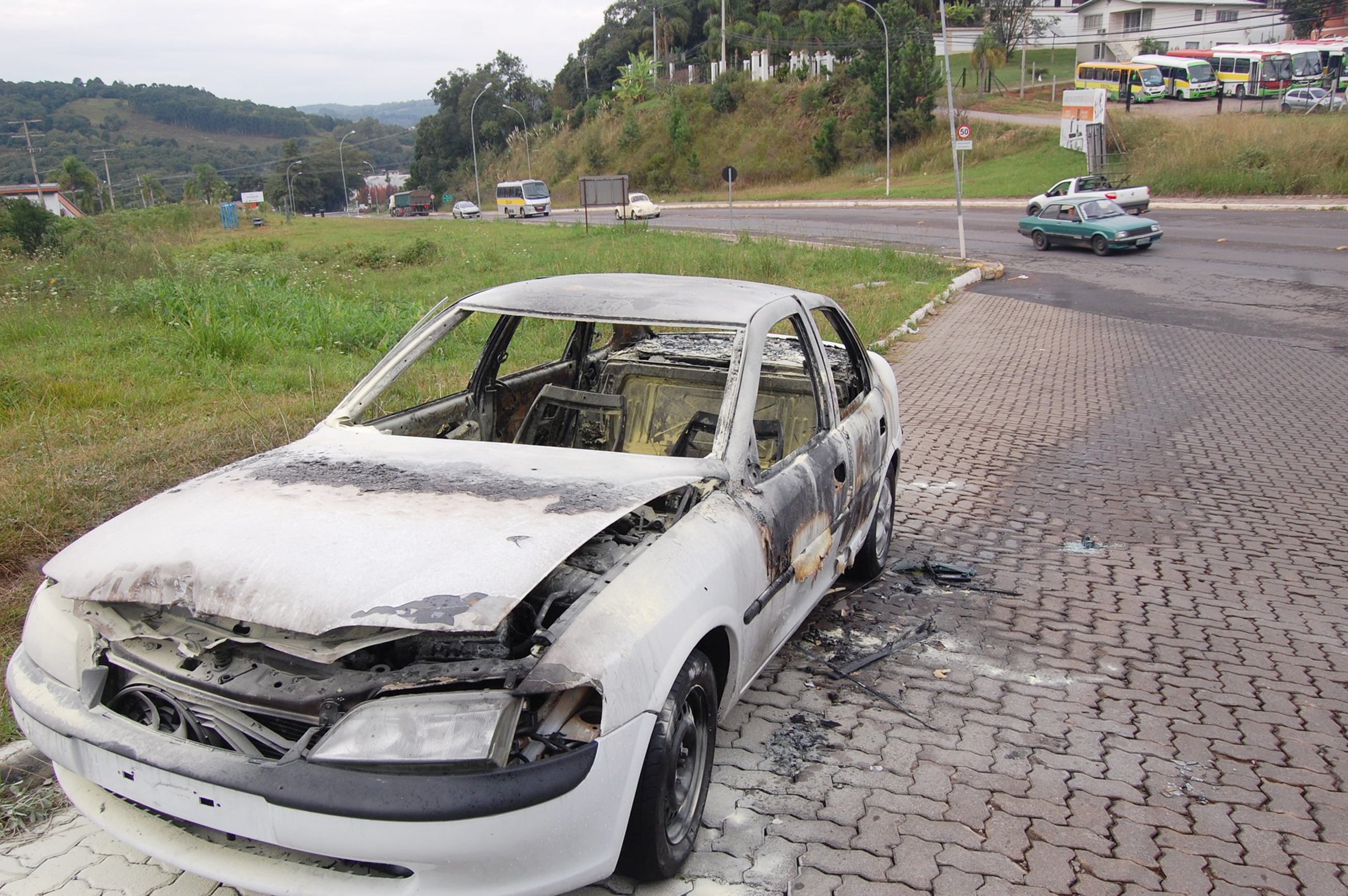 Veículo ficou destruído. - Antonio Coloda/Rádio Amizade 89.1FM/Divulgação