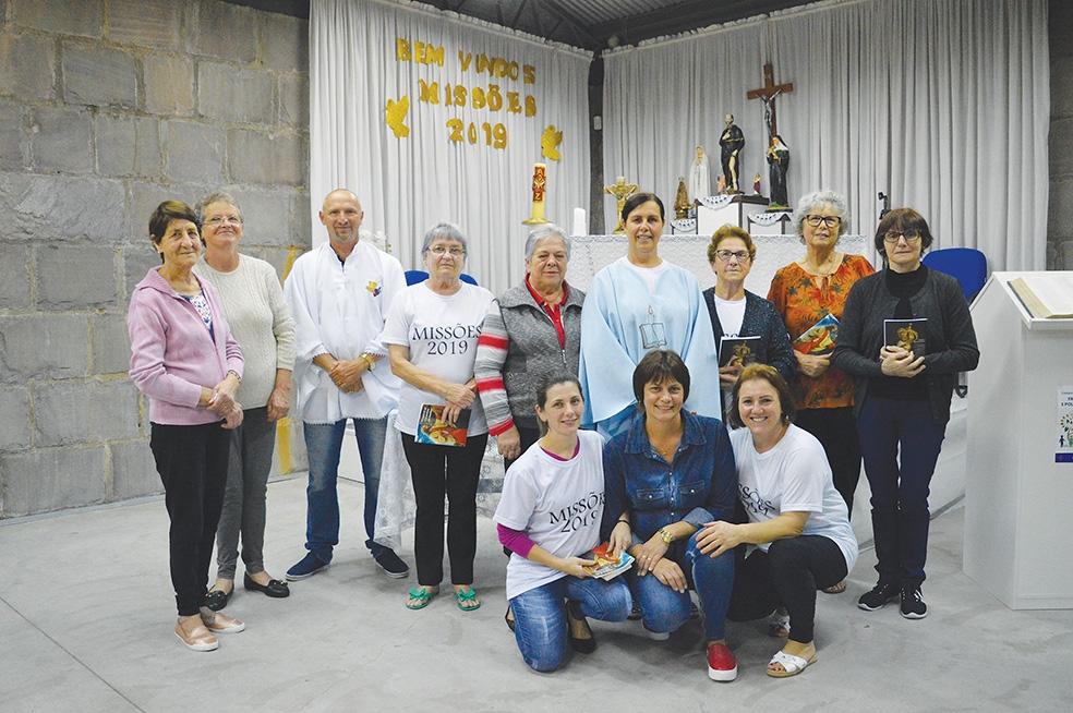 Fiéis da comunidade de São Pelegrino, no bairro São Pedro, iniciam agora  o tríduo preparatório para as Missões. - Gabriela Fiorio