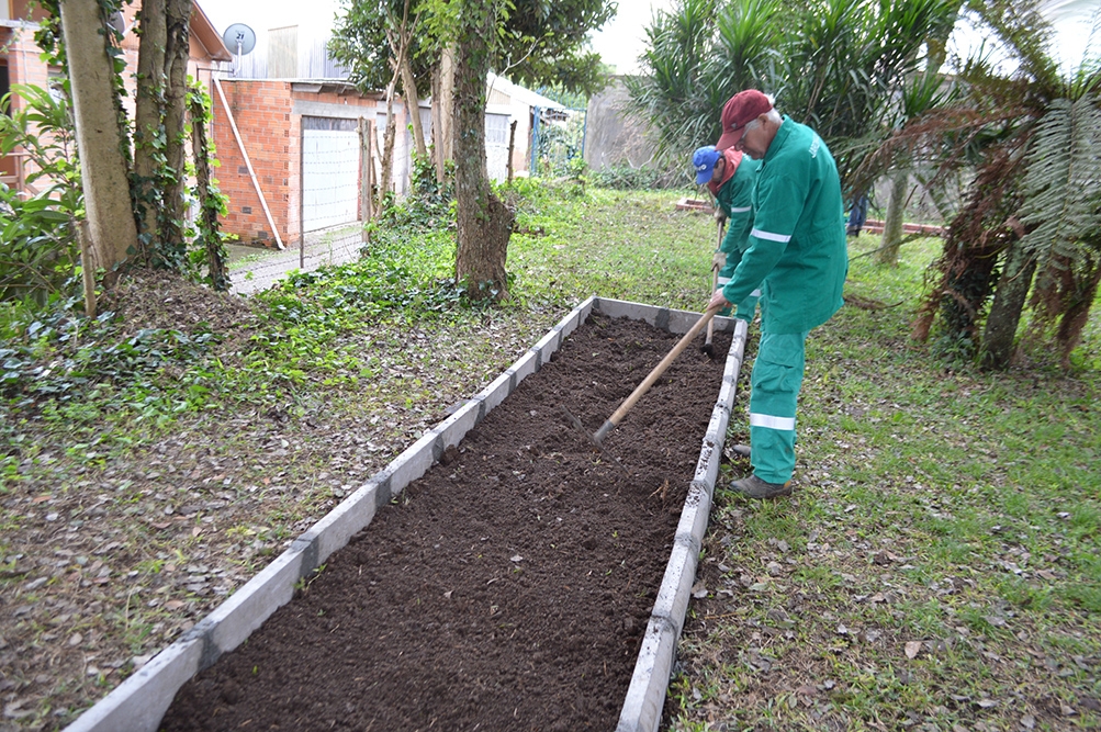 Servidores preparam os espaços para o plantio dos alimentos, - Prefeitura FC/Divulgação