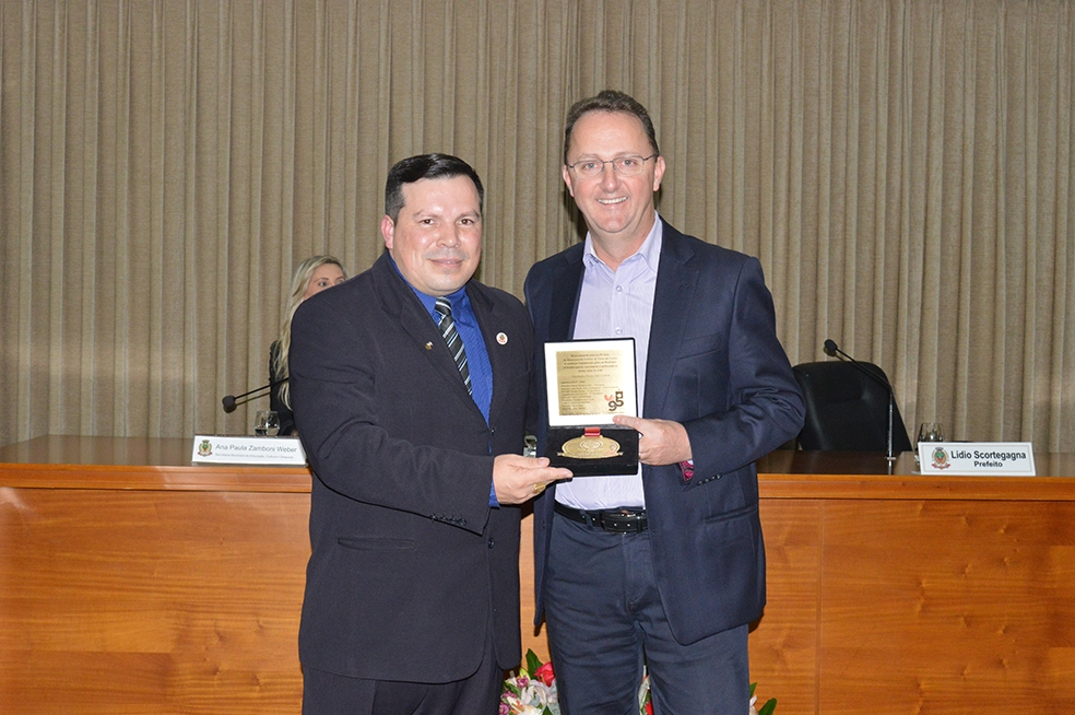 Medalha comemorativa foi entregue ao prefeito Lídio Scortegagna. - Jaqueline Gambin/Câmara FC/Divulgação