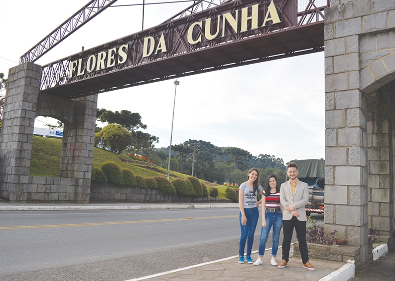 Estudantes de Turismo, Jéssica da Conceição e Analdemis Sánchez atenderão aos turistas, numa iniciativa encabeçada pelo presidente da CDL, Jásser Panizzon. - Gabriela Fiorio