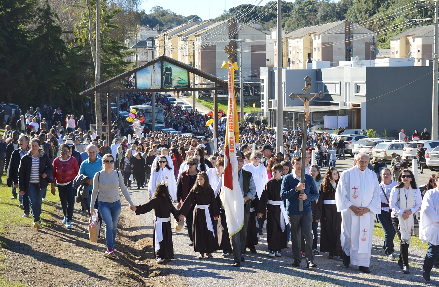 Cerca de 8 mil fiéis acompanharam a celebração. - Camila Baggio