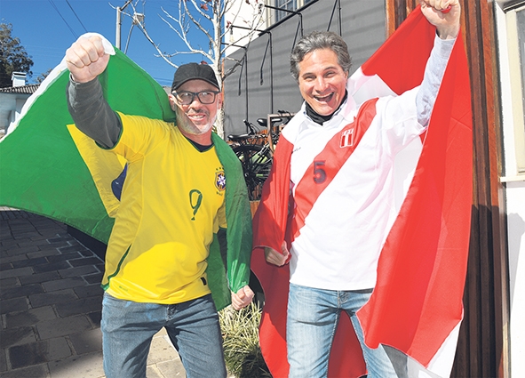 O florense Mauro Mioranza e o amigo peruano Arturo Barrantes têm compromisso no domingo: a final da Copa América. - Bruna Marini