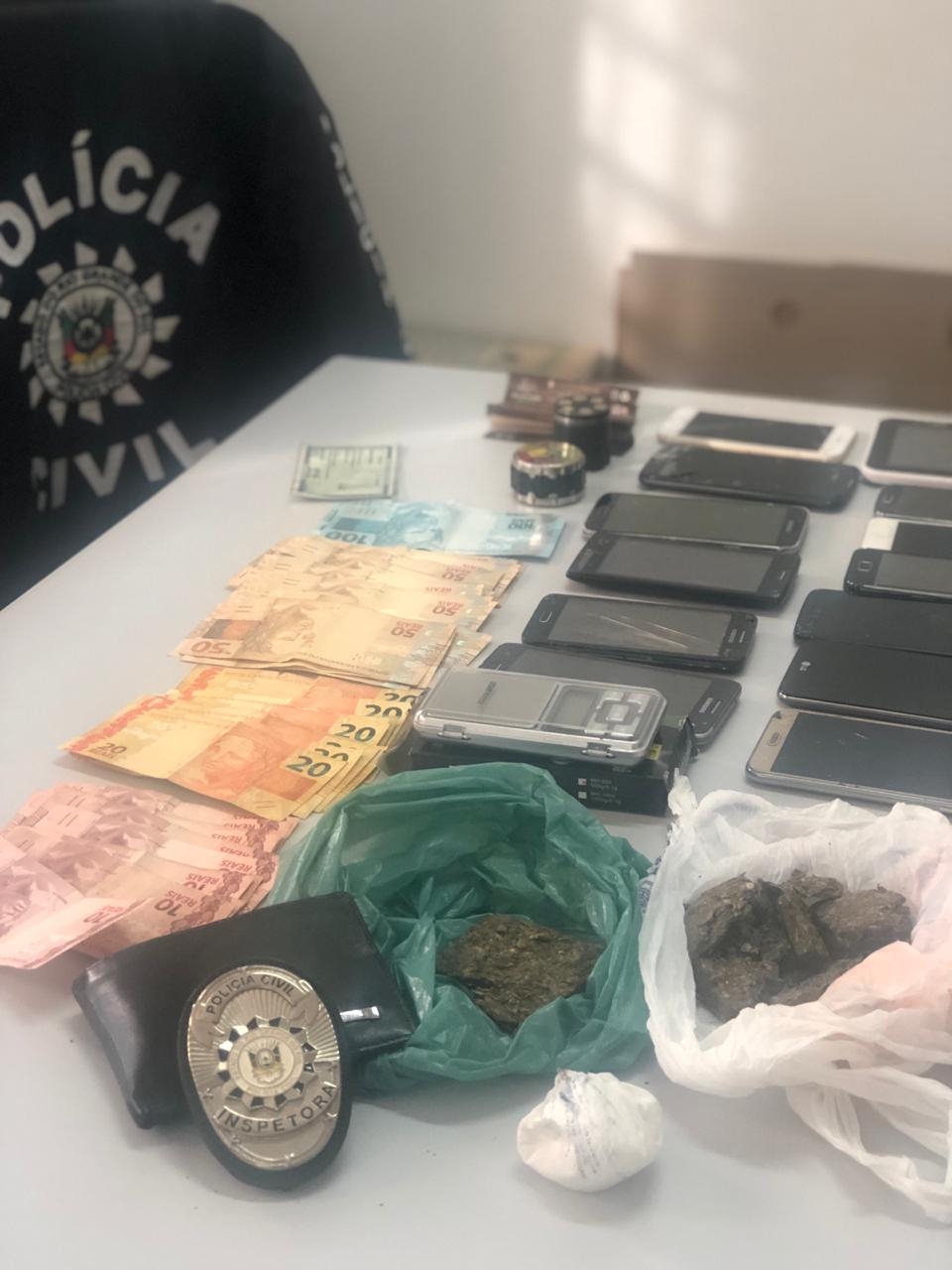 Drogas e dinheiro foram encontrados na residência. - Polícia Civil/Divulgação