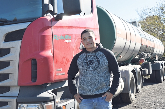 Há quatro meses Uiliam trabalha como caminhoneiro.   - Gabriela Fiorio
