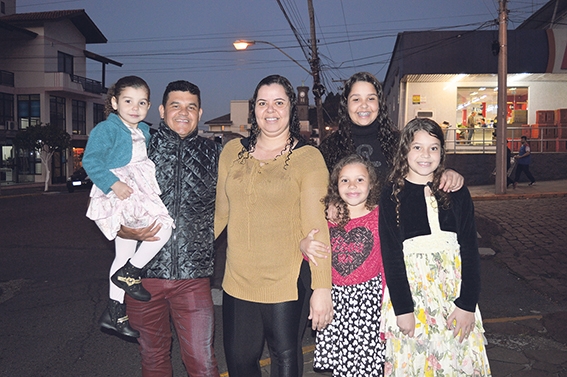 Lucieldo com a mulher Luciana e as filhas Glenda, Giovana, Gabriele e Ana Luiza. - Gabriela Fiorio