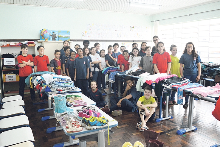 Alunos da Escola Municipal Tancredo de Almeida Neves realizaram o brechó ‘Arrecadando para o Futuro’. - Bruna Marini
