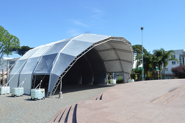 Estrutura está sendo montada no centro da Praça da Bandeira. - Prefeitura FC/Divulgação