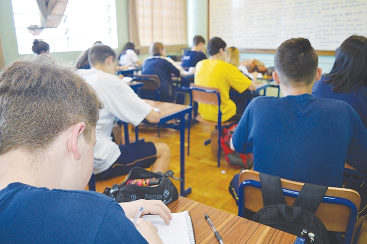 Na Escola São Rafael, CPM paga os professores para não deixar os alunos sem aula. - Bruna Marini
