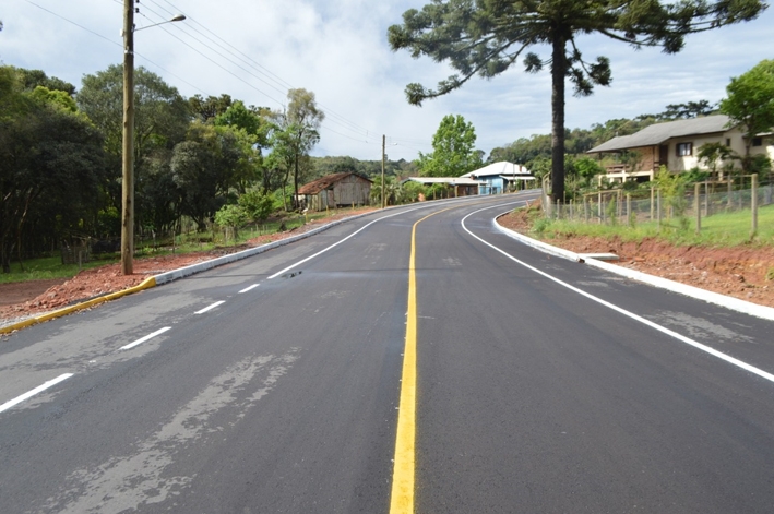 O asfalto foi realizado em 375 metros da via, que conta com 11 metros de largura. - Prefeitura de Flores da Cunha/Divulgação