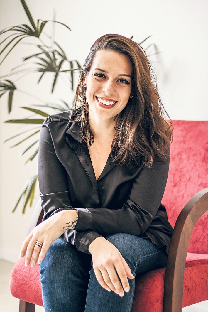 Giovana Zanette é arquiteta e urbanista, terapeuta holística e bailarina.  - Carolina Brugnera/Divulgação