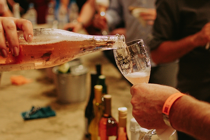 O evento oferece uma experiência completa com 11 variedades de espumantes, além de opções de vinhos, gastronomia típica, atração cultural e vista do Rio das Antas.  - Eriel Giotti/Divulgação