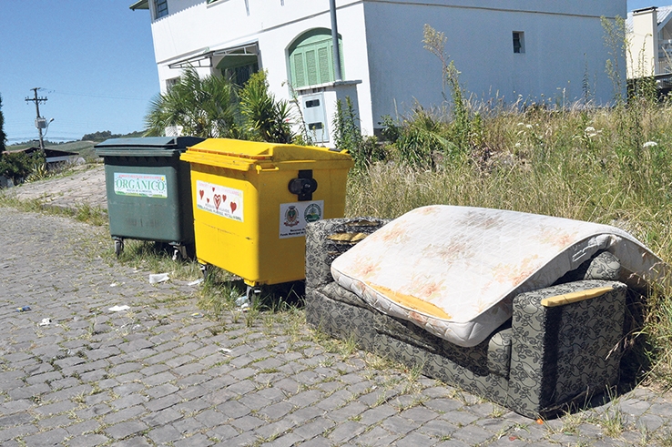 Em diversos pontos da cidade é possível ver lixo descartado incorretamente. - Gabriela Fiorio