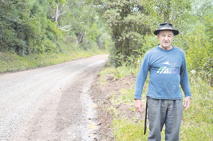 O aposentado Lino Pegoraro reside nas margens da Estrada Velha há 60 anos e diz que ela foi abandonada pelas administrações públicas.  - Gabriela Fiorio
