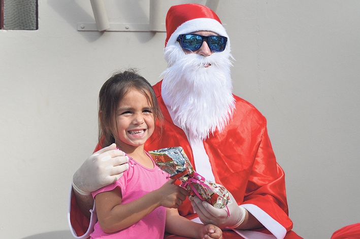 A visita do Papai Noel cheio de presentes animou a criançada, que esbanjou alegria. - Gabriela Fiorio