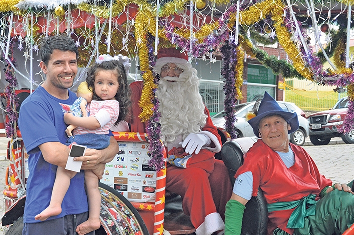 O Papai Noel Remo Coloda adora estar na companhia de crianças e adultos. - Gabriela Fiorio