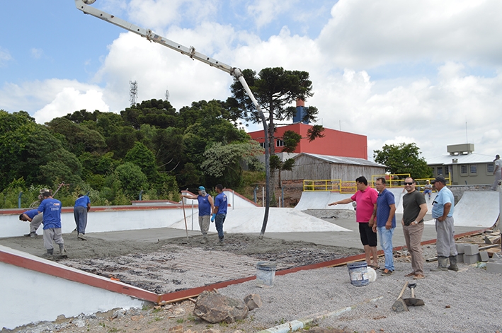 Os funcionários da empresa M7 Construtora LTDA estão finalizando a colocação do pavimento da pista. - Prefeitura de Flores da Cunha/Divulgação