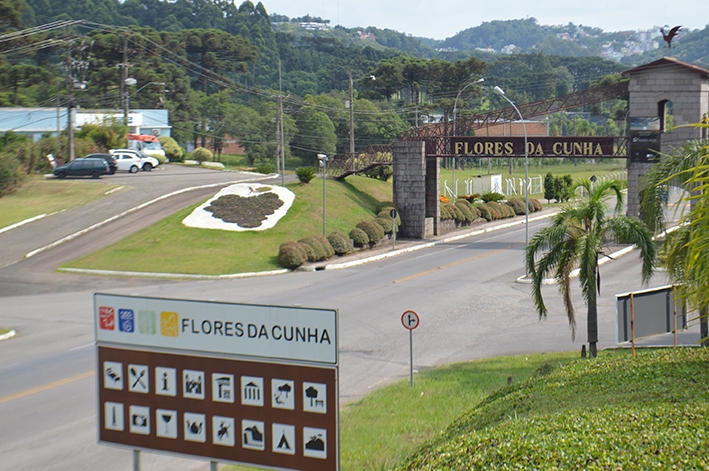 Na entrada sul da cidade, ao lado do pórtico, foi construído um cacho de uva com flores. - Prefeitura de Flores da Cunha/Divulgação