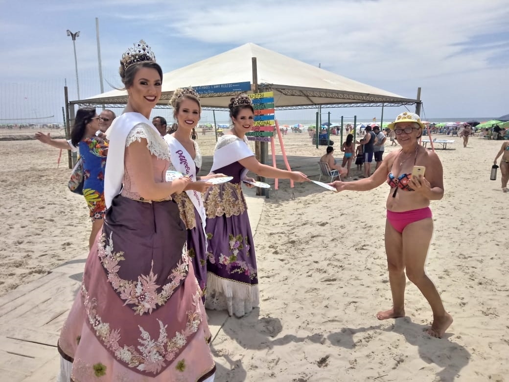 A rainha, Fernanda Molon Andreazza, e as princesas Júlia Brandalise Dondé e Sabrina Galiotto Variani.  - Prefeitura de Flores da Cunha/Divulgação