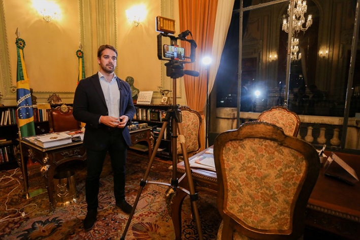 A decisão foi anunciada no final da noite, via transmissão ao vivo, pelo governador Eduardo Leite - Palácio Piratini/Divulgação