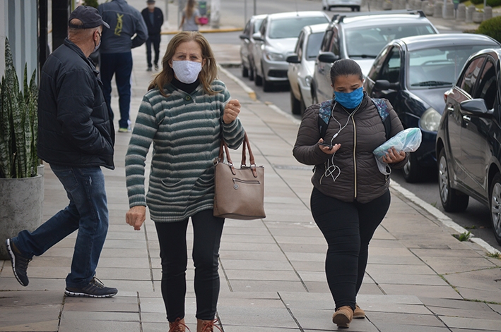 Moradores usam máscara para se proteger do novo coronavírus - Foto Diego Adami