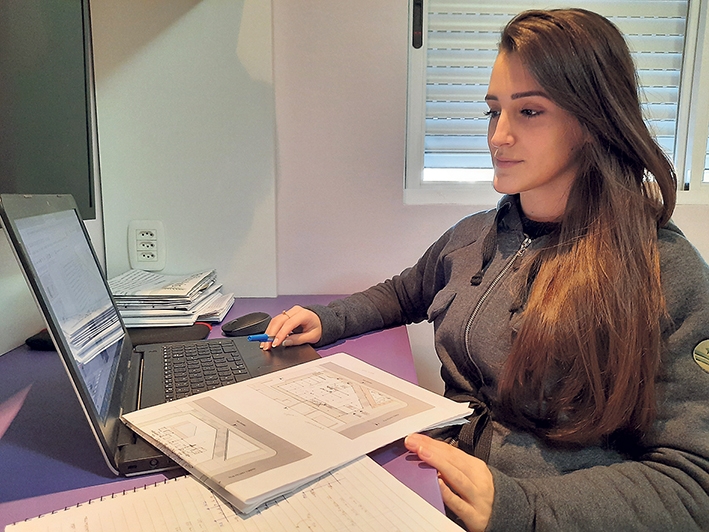 A estudante Júlia Machado da Silveira cursa Arquitetura e Urbanismo e está se adaptando as aulas online. - Foto Gabriela Fiorio
