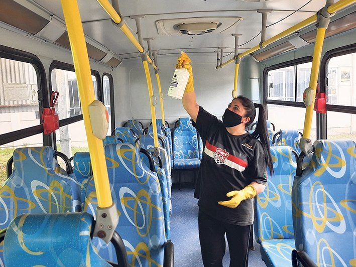 Terezinha de Sá é a responsável por deixar higienizados os ônibus do transporte urbano. - Gabriela Fiorio