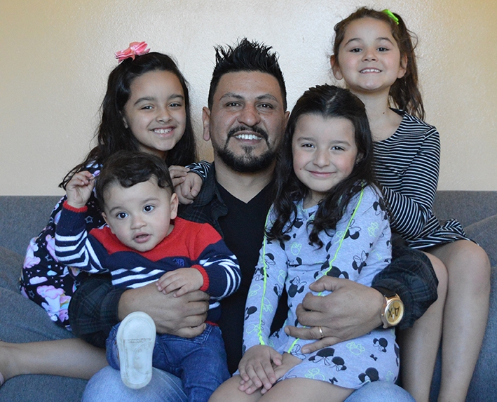 O empresário Vinícius Batista Teles recebe o carinho dos filhos Micaella, Elisa, Laís e Rafael. - Foto Diego Adami