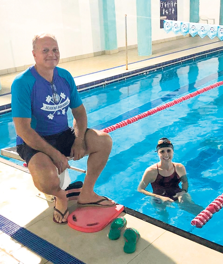 A aluna Carla com o professor Fernando durante o treino na piscina da Sociedade Recreativa Aquarius. - Fernanda Dal Soglio/ Divulgação