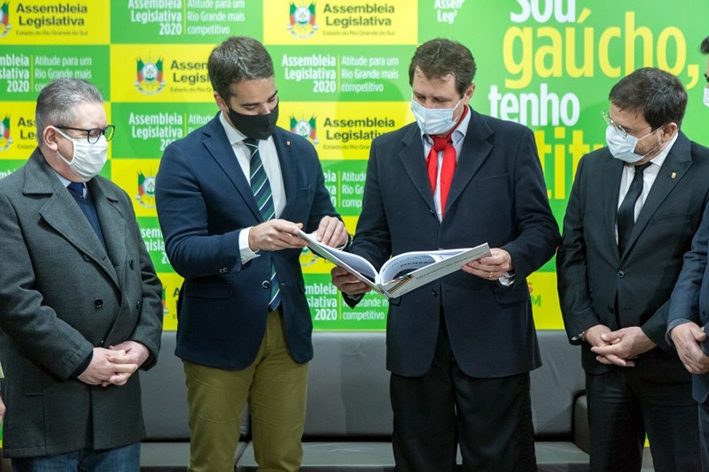 Governador Leite, acompanhado do vice Ranolfo e de secretários, entregou LOA ao presidente da Assembleia, deputado Ernani Polo. - Gustavo Mansur/ Divulgação