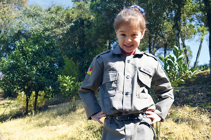 A pequena Heloísa se orgulha em vestir a farda militar. - Gabriela Fiorio