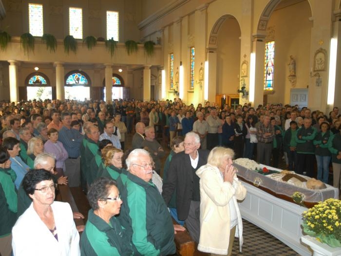 Centenas de pessoas participaram da missa para despedida do religioso. - Danúbia Otobelli