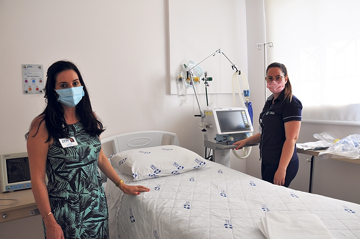 Andreia Francescatto e Ana Paulo Toigo mostram a sala de estabilização para pacientes Covid. - Gabriela Fiorio