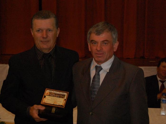 Presidente da Casa, vereador Silvino Maróstica (D) entregou o troféu ao homenageado. - NA / HORA / ANTONIO COLODA